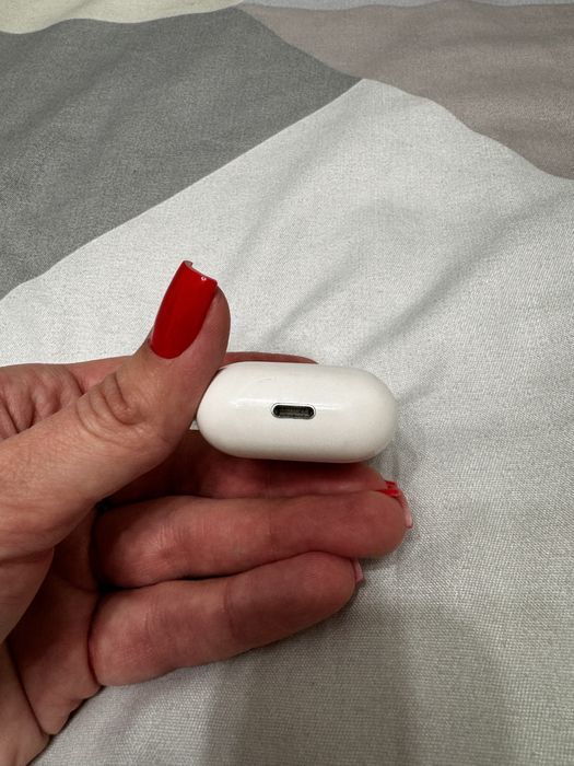 Продам кейс от наушников airpods 2 original