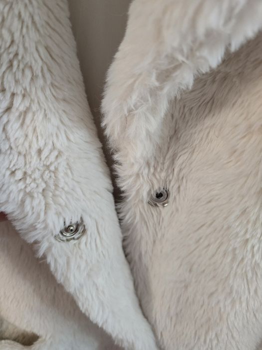 Бяло пухено палто