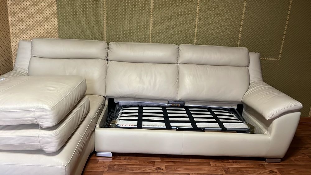 Продам кожанный белый диван