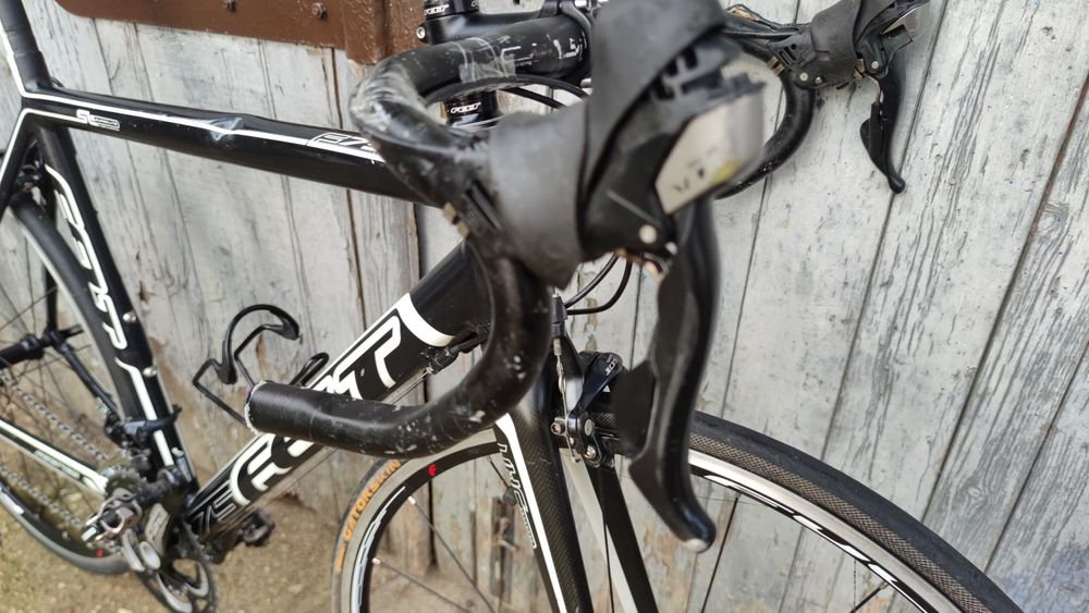 Шосеен велосипед Felt f75