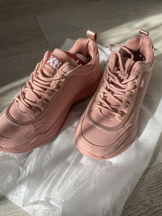 Кроссовки женские