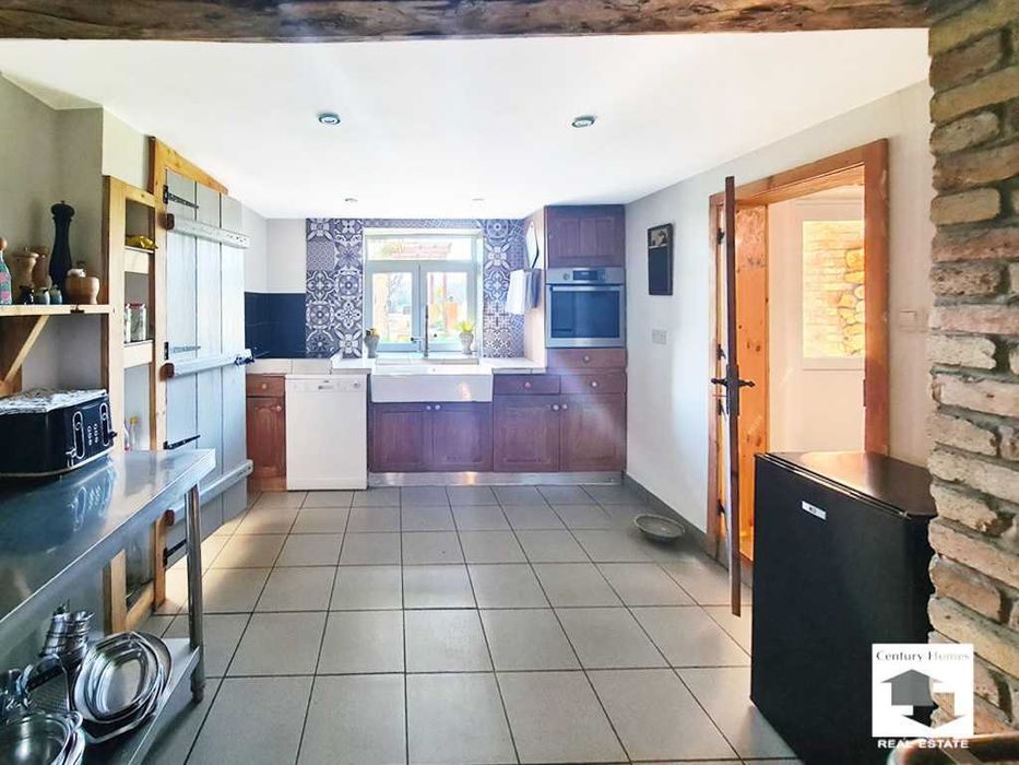 205017 Реновирана къща с голям двор в с. Градище