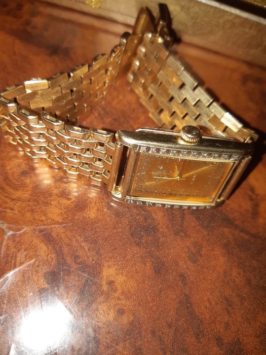 Часы с бриллиантом