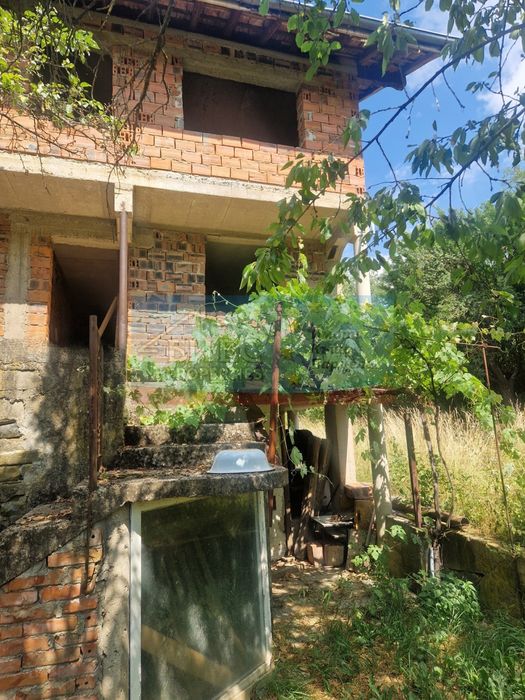 Масивна къща в село Чепино