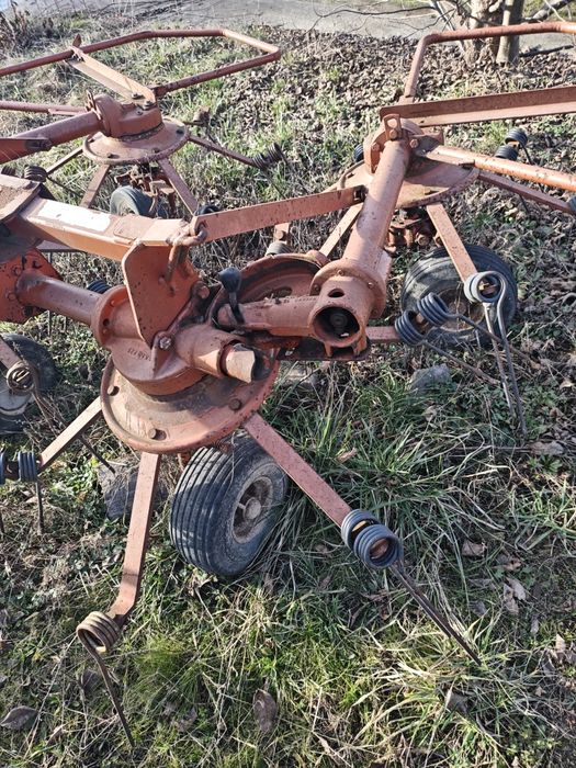 Grebla kuhn de împrăștiat, răsfirat fan, răvășit ; împrăștietoare