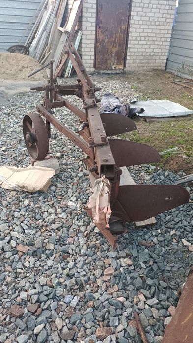 Продам плуг ПЛН-3-35