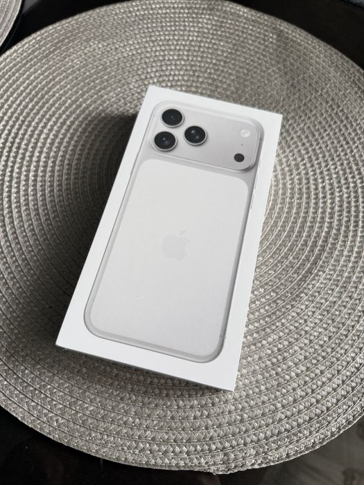 Iphone 17 pro max white