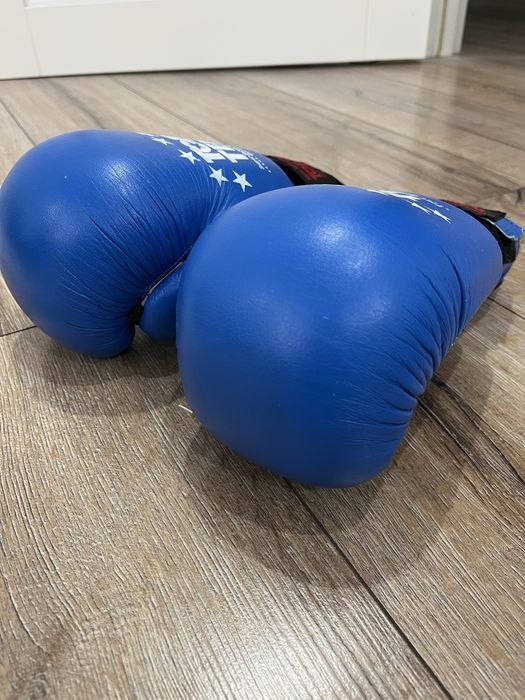 Продается перчатки боксерские