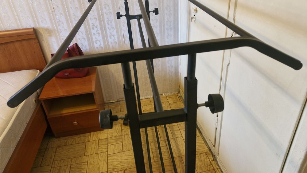 Вешалка на колёсиках