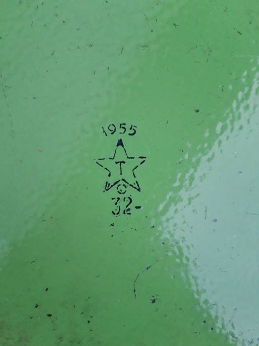 Продавам голяма емайлирана  тенджера от социализма с забележки.
Цена 3