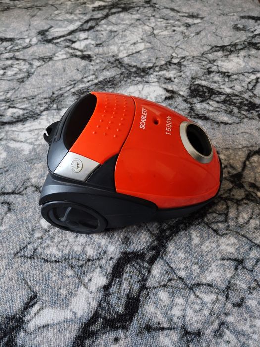 Продам компактный пылесос.