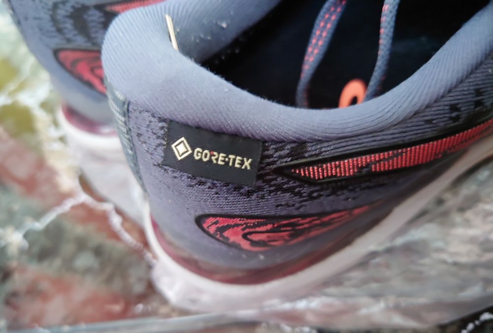 Дамски маратонки Asics с Goretex мембрана, размер 39,5
