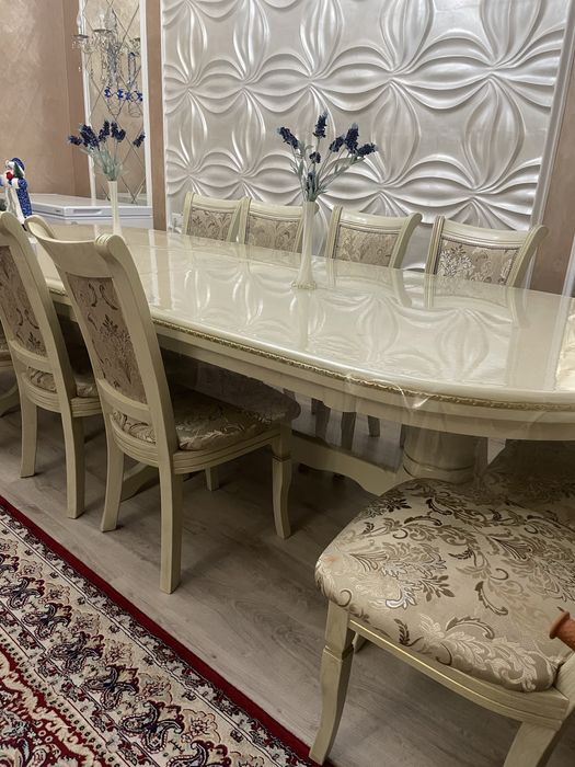 Стол для большой семьи