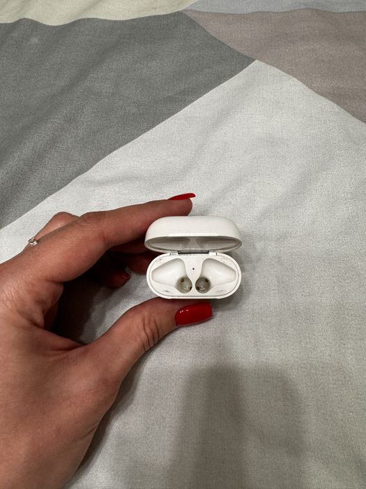 Продам кейс от наушников airpods 2 original