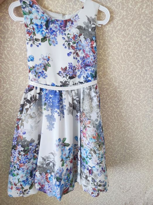 Продам платье нарядное для девочки рост 140-146 выпускной 8 марта .