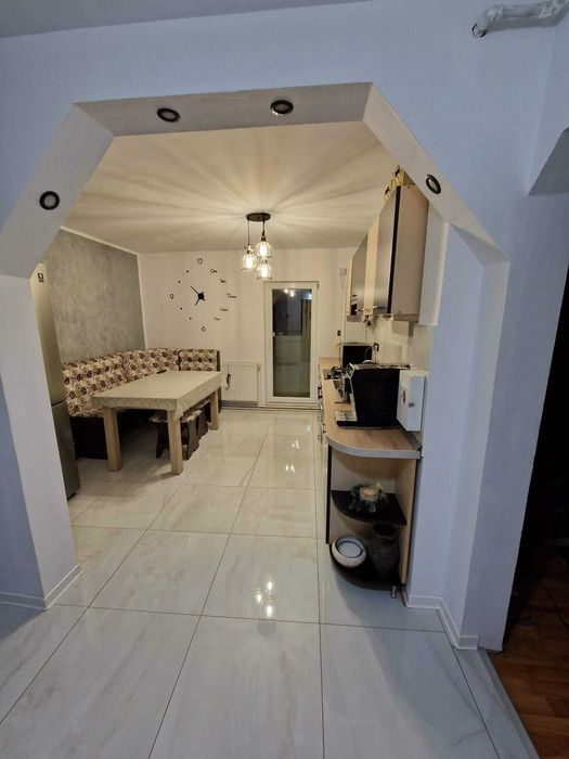 Vând apartament cu 4 camere