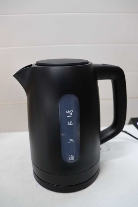 Кана Amazon Basics 1.7 л, 2200 W, без BPA с 360° основа, автоматично изключване и подвижен филтър за котлен камък, матово черно