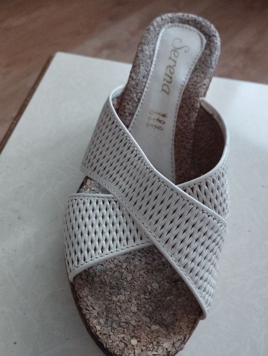 Бесплатно отдам босоножки