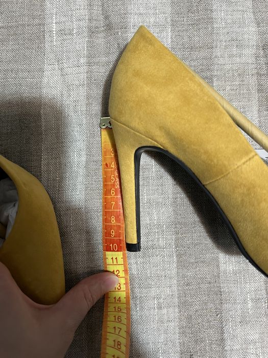 Stiletto noi galbeni Bershka