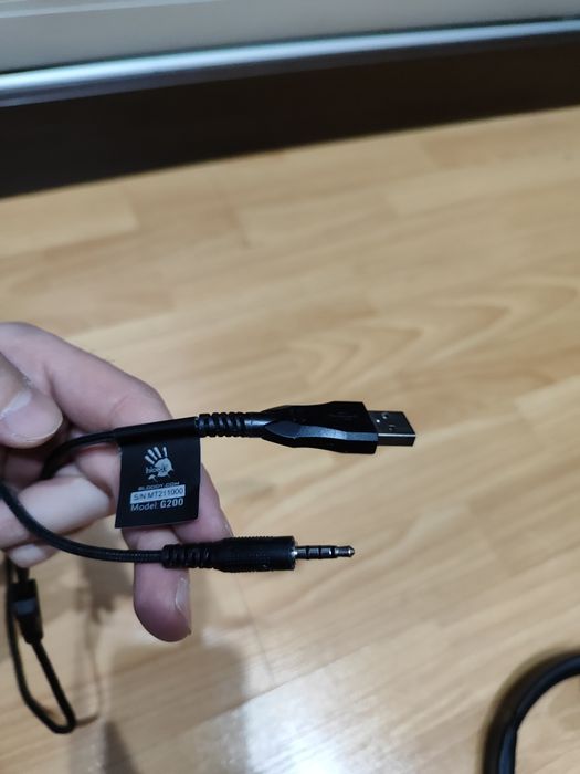 Наушники с микрофоном на проводе