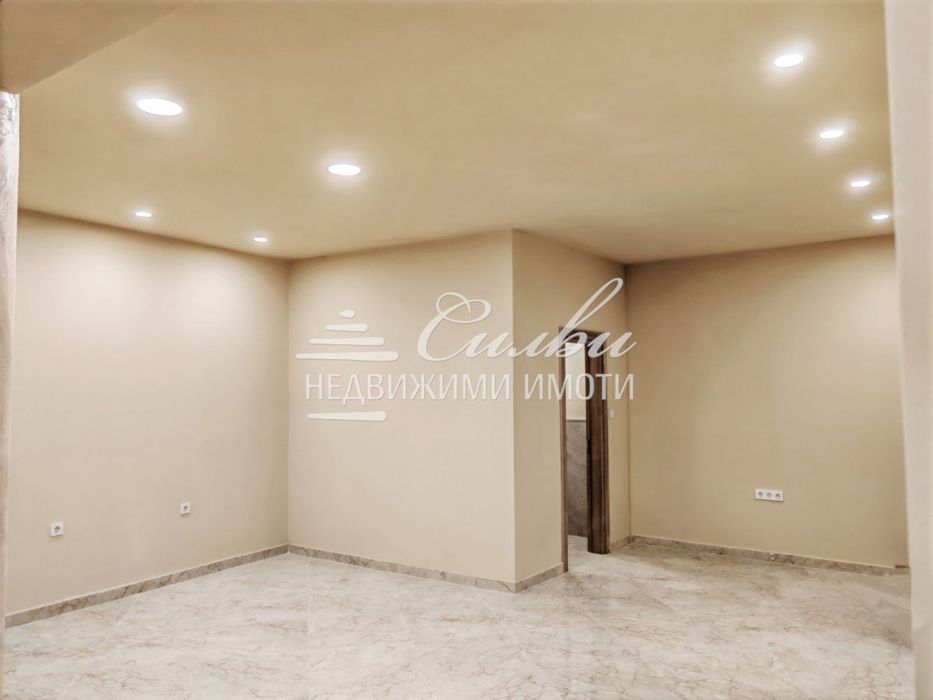 Дава се под наем Магазин в Шумен, Център - 80 кв.м за 765 € - Снимка #1