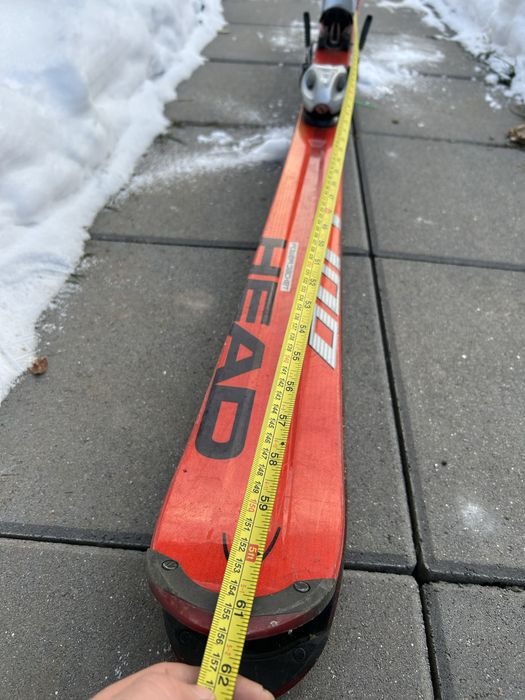 Vând schiuri 200 lei perechea!