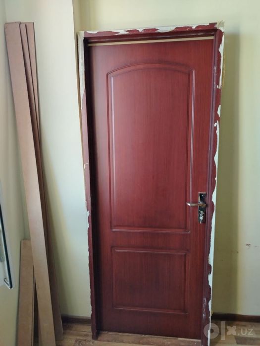 Продается дверь красная