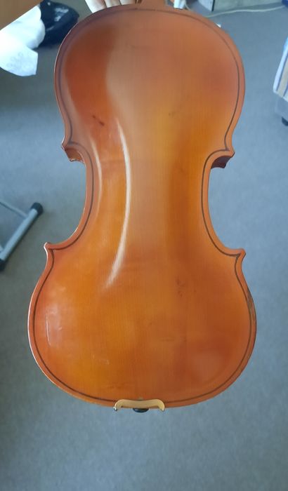 Продам срочно скрипку 4/4 с кейсом