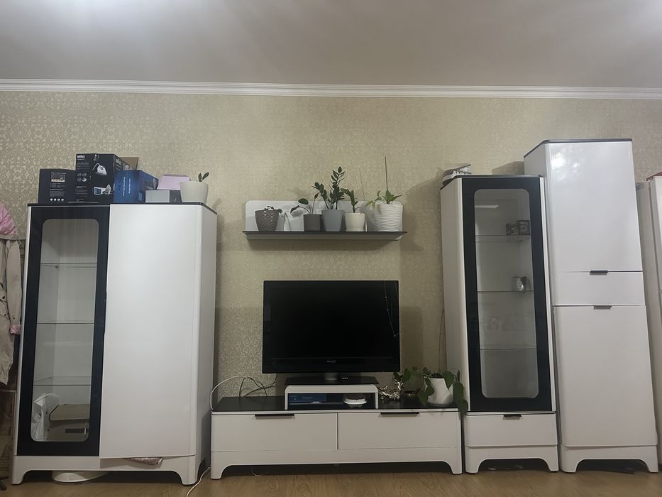 Стенка белая глянцевая с черными элементами