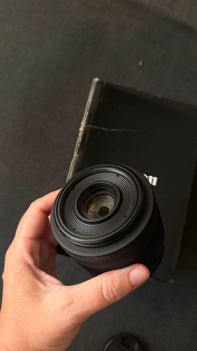 Canon RF 35mm f/1.8 Macro IS STM