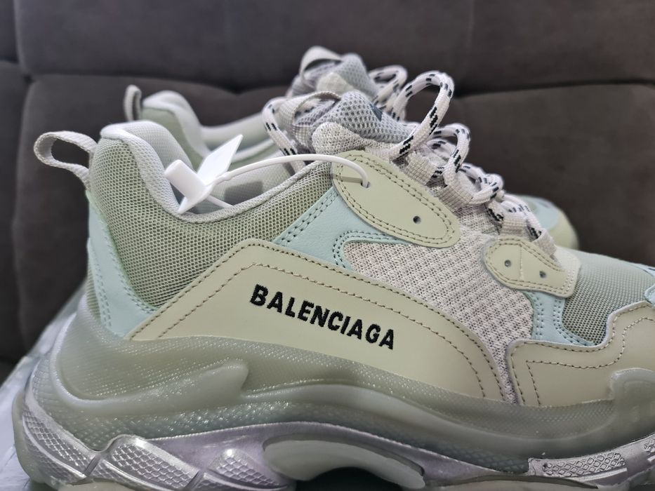 Vând Balenciaga Triple S