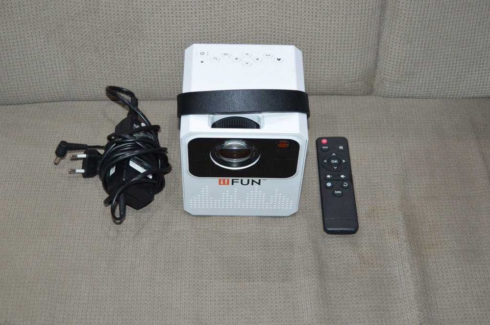 Mini videoproiector LED iiFUN cu BT si wifi
