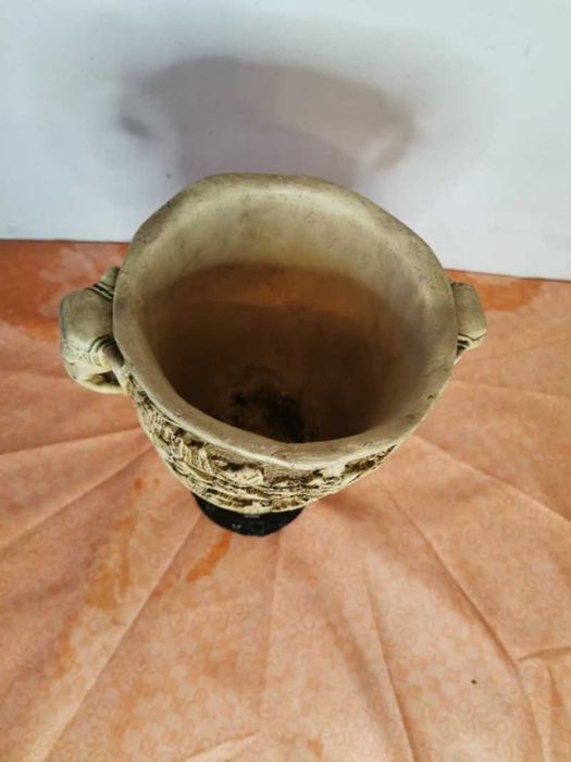 Vaza cu manere din cap de elefant