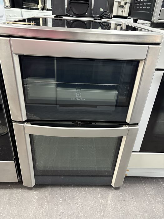 Свободностояща готварска печка  Electrolux EKI6763AOX с индукционен плот и две независими фурни.