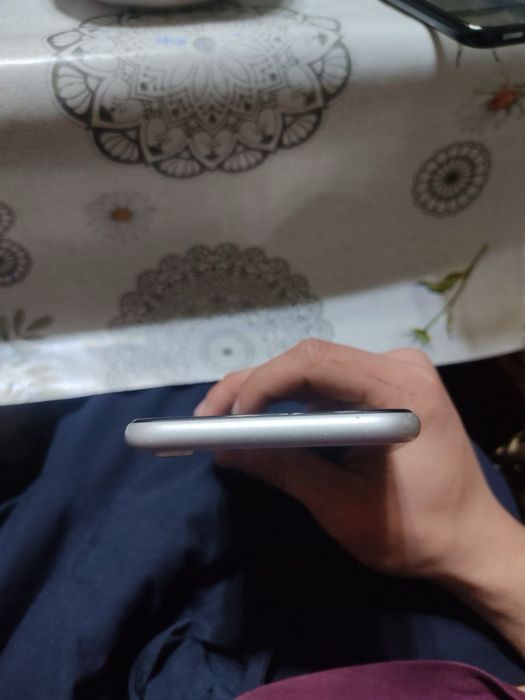 iphone xr 64gb 77% batareka radnoy