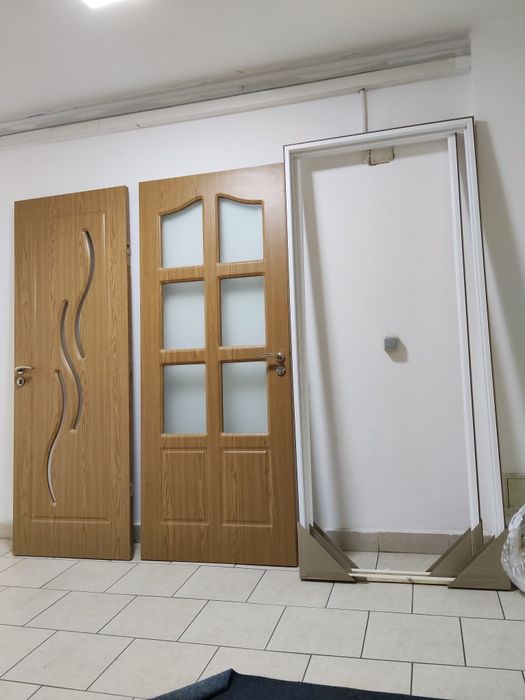 Usa interior maro deschis cu sticla