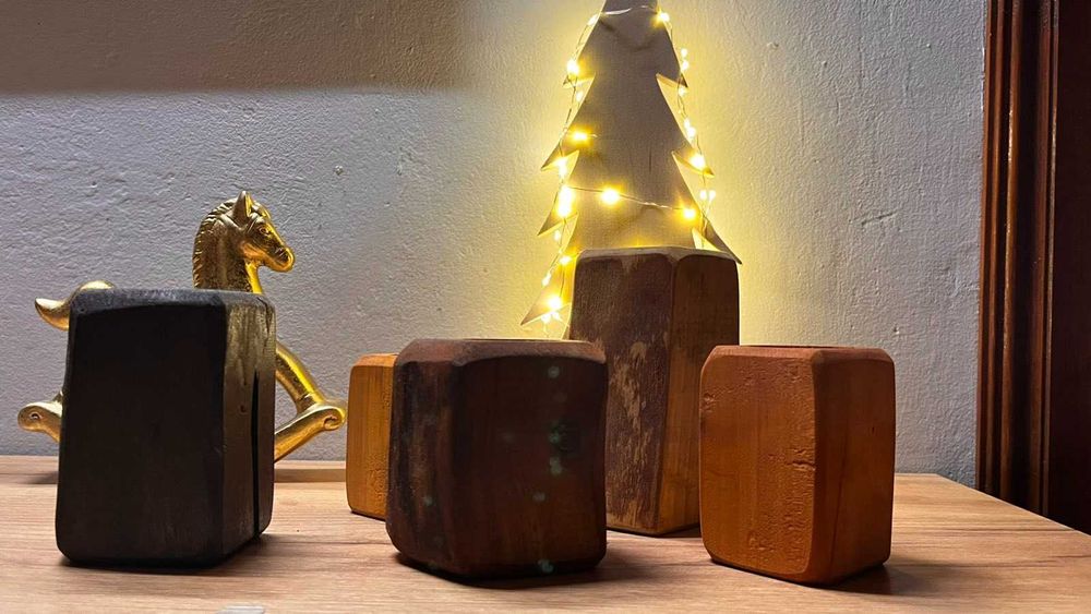 Празнични дървени свещници от естествен орех и дива череша