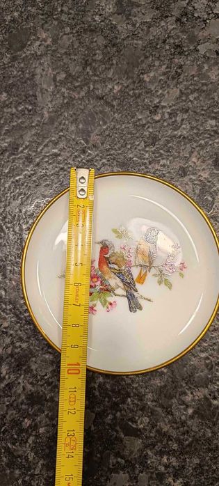 Колекция от ръчно рисувани с позлатени краища чинии