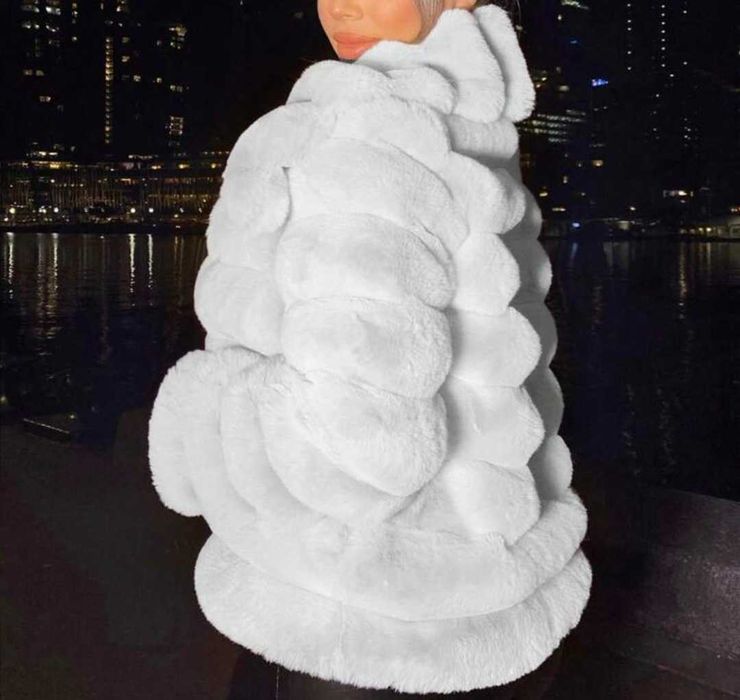 Бяло зимно палто