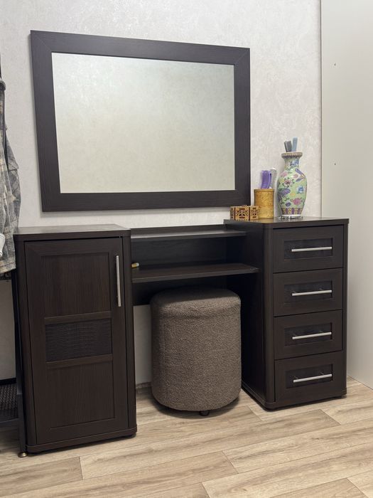 Туалетный стол с зеркалом