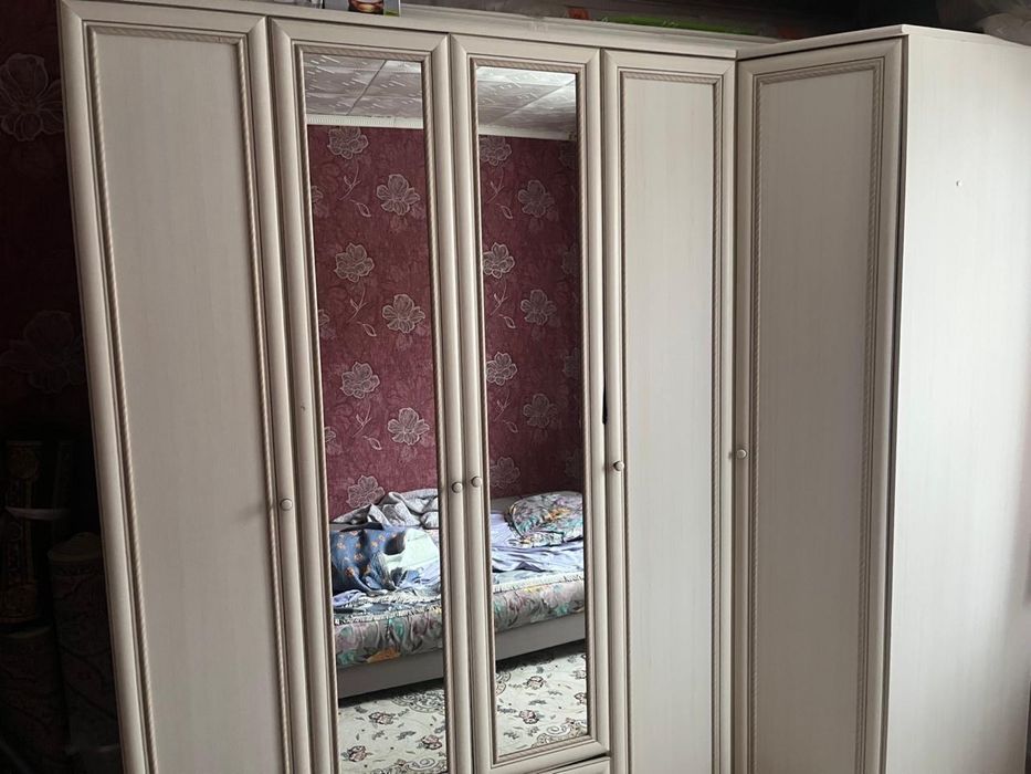 Продам угловой шкаф