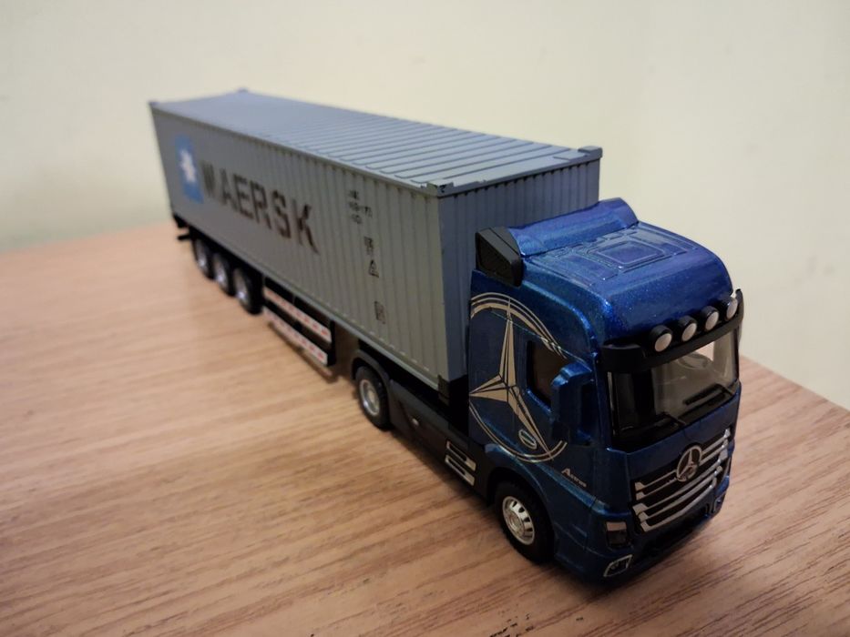 Vand din colectie doua machete NOI