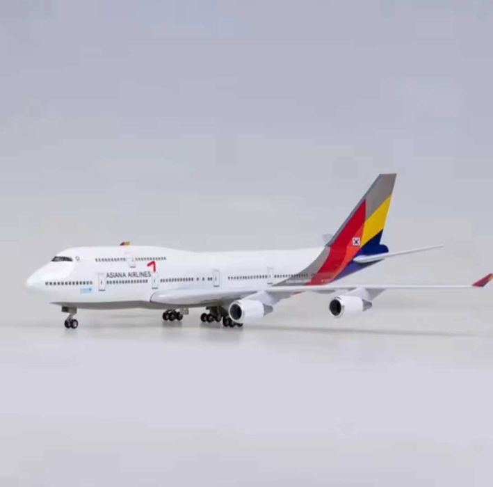 47 CM! Fabuloasa macheta de colectie business avion LED Boeing 747 Asiana Airlines