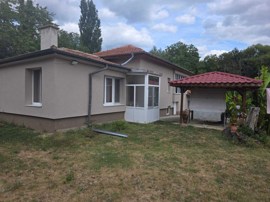 Продава масивна къща в гр.Крън след ремонт