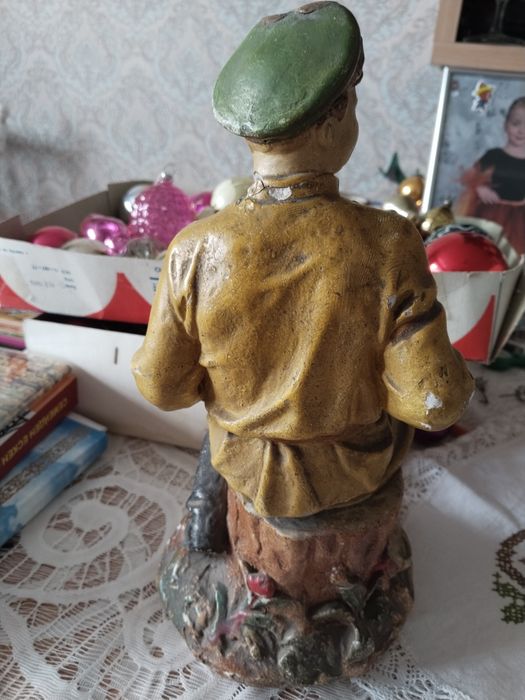 Продам статуэтку гипс гармонист