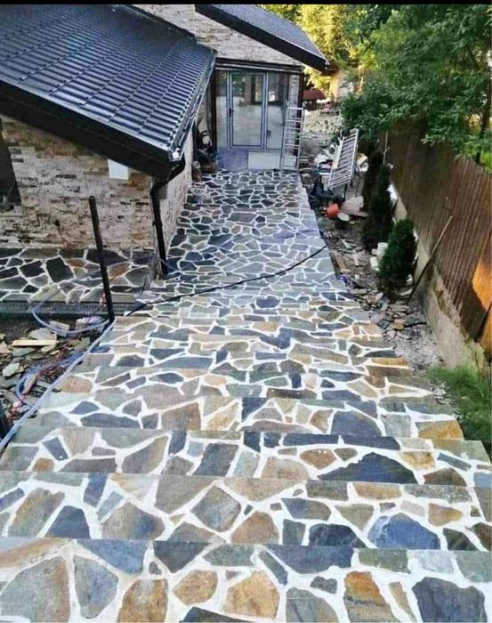 Vand si montez piatra naturala ma deplasez in toata tara
