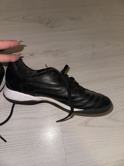 Спортни обувки.