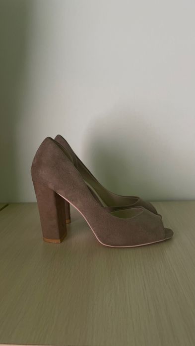 Летние босоножки на каблуке