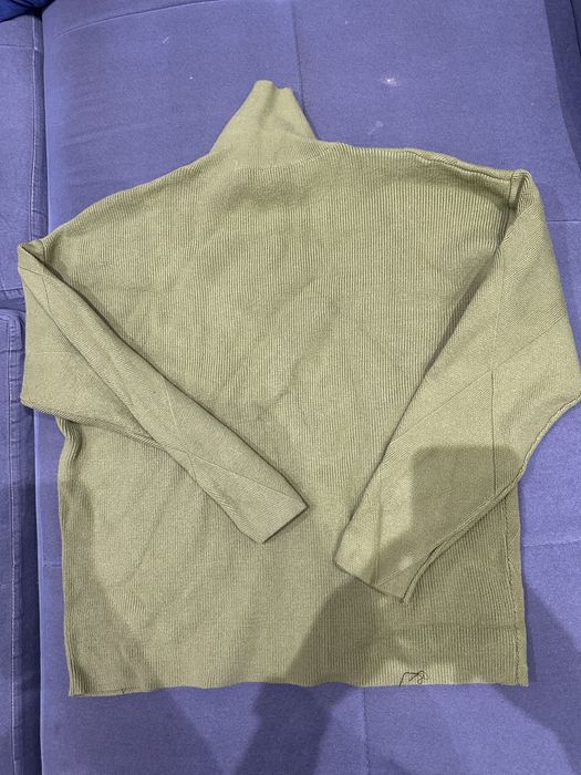 Зеленый теплый свитер