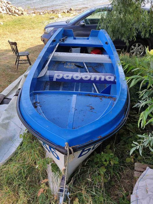 Регистрирана стъклопластова лодка Fish Boat 450 Царево + Покривало и Гребла – яз. Искър